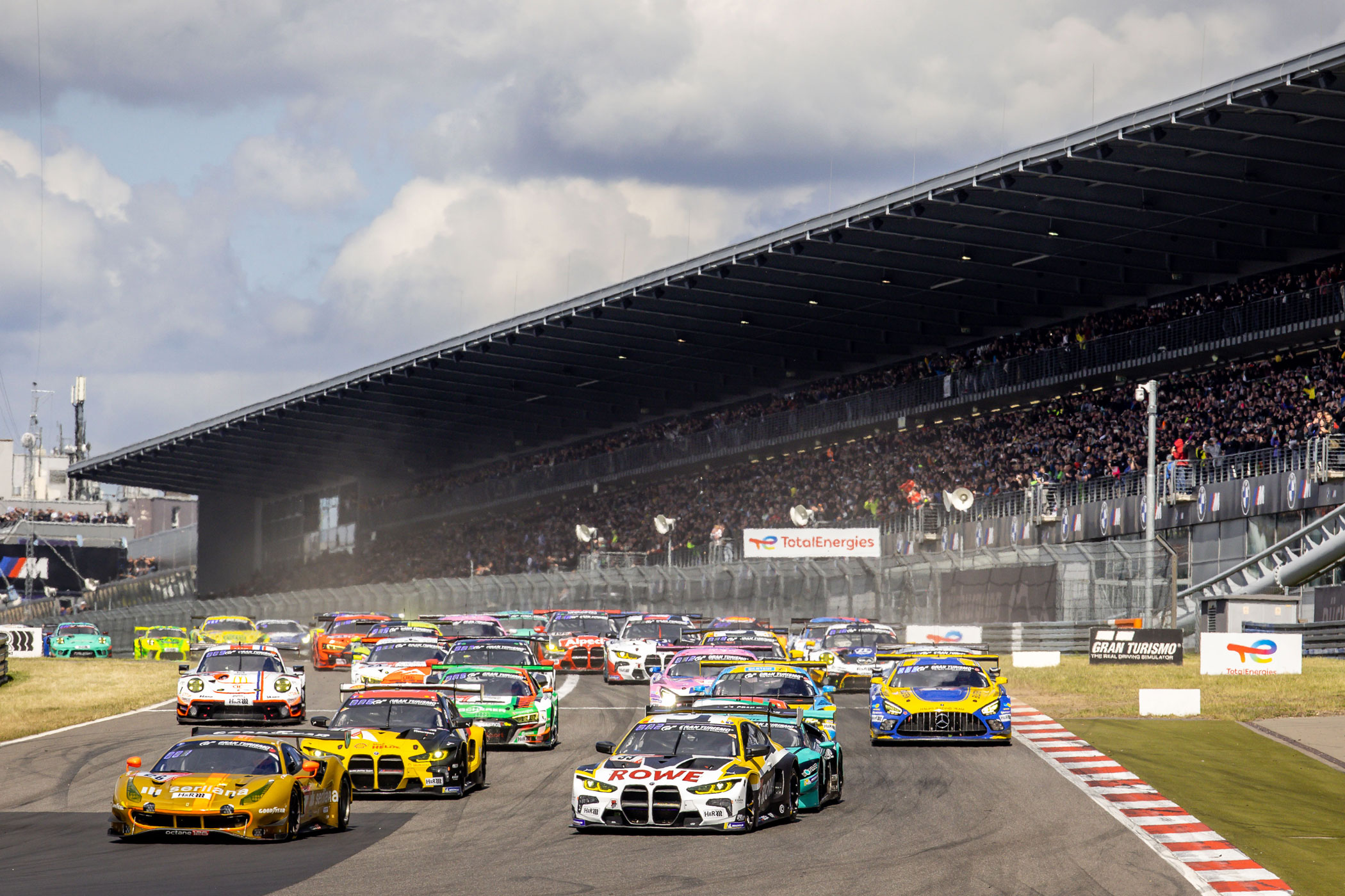 Philipp Eng und Jordan Pepper prägen Startphase der 50. ADAC TotalEnergies 24h Nürburgring
