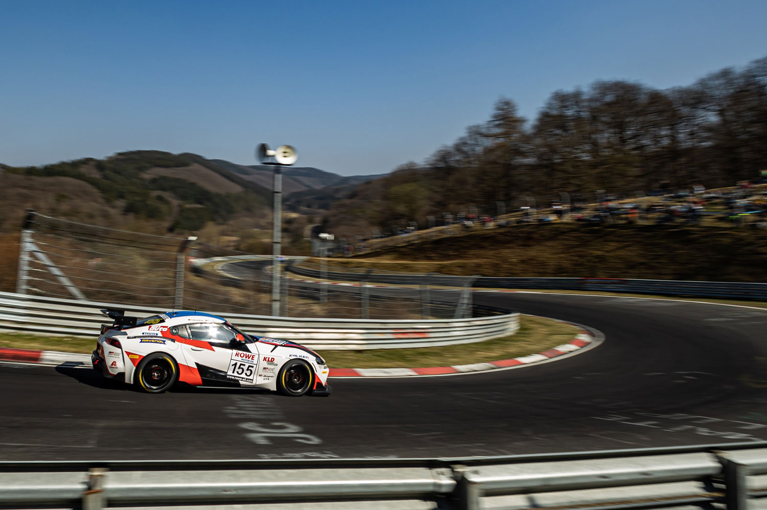 Toyota mit sportlichen Modellen auf und neben der Strecke
