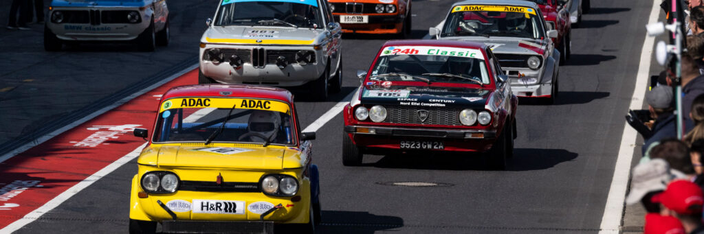 ADAC 24h Classic 2023 Boxengasse Foto GruppeC ADAC   1024x341 - ZEITPLAN FÜR 24h UND 24h QUALIFIERS VERÖFFENTLICHT