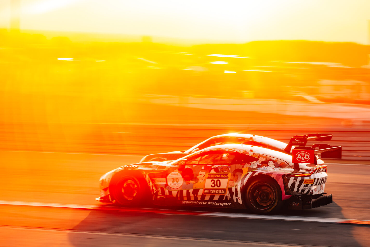 Cars Rennen Zwei Farbtupfer im Starterfeld – die beiden Art Cars – ADAC RAVENOL 24h ...